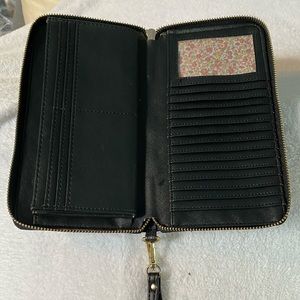 ❗️Large wallet/wristlet🖤🤍